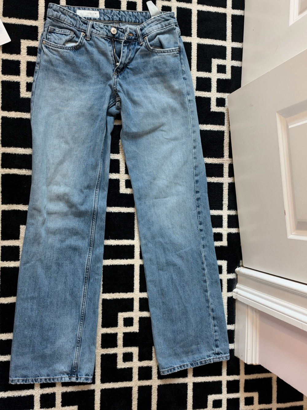 Zara Low-Rise Light Wash Jeans – Size 2